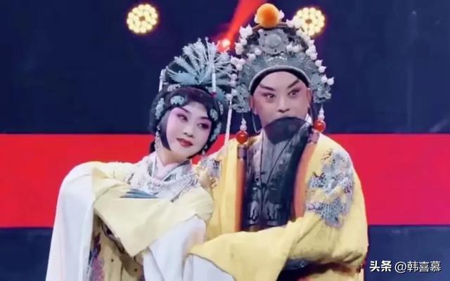 于魁智李胜素喝酒照曝光，疑贬低内地不雅观

众，他妻儿双全，她还单身
