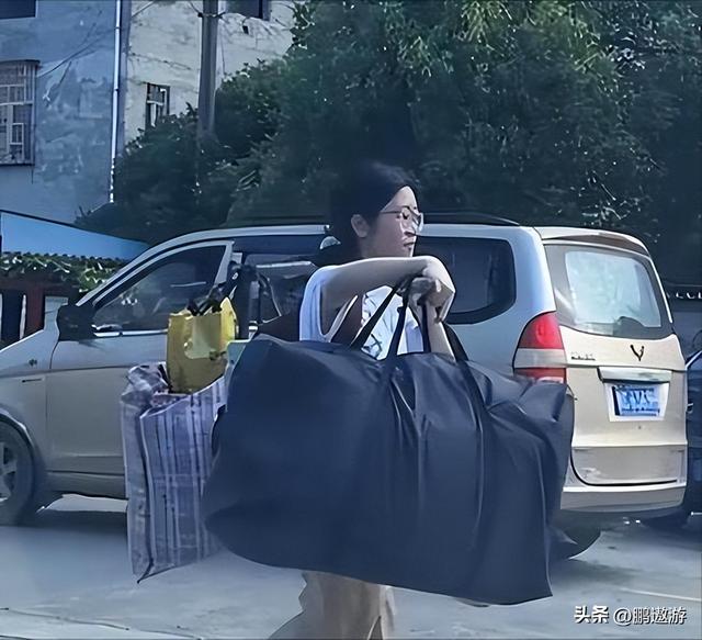 扁担女孩走红后，网上有人冒充本人注册账号，女孩初次回应