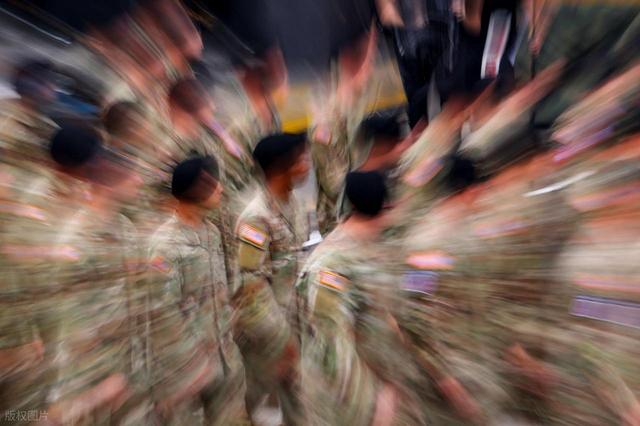 特朗普生日阅兵，兵舰用纸糊，阅兵台像灵堂，简直是“活出丧”