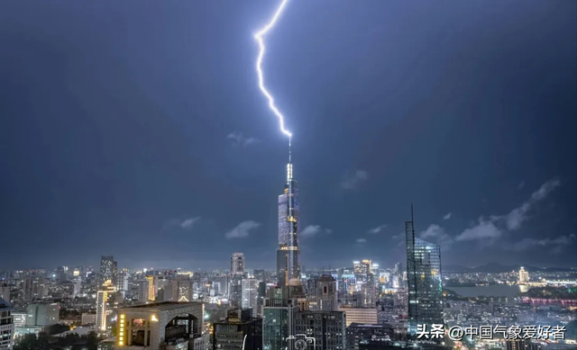 新大暴雨来了：台风后更大规模
暴雨来，北方旱区下雨鉴戒旱涝急转