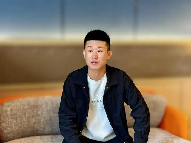 父亲为救患病儿子偷变压器卖了3万元，获刑4年，服刑期间儿子逝世
：骨灰洒在监狱旁，想离爸爸近一点