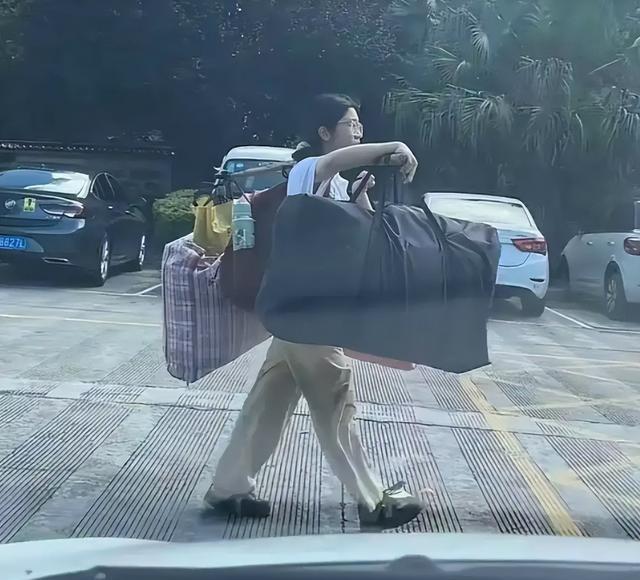 吃相太丢脸！扁担女孩爆火才5天，恶心的一幕就产生
了！官媒发声