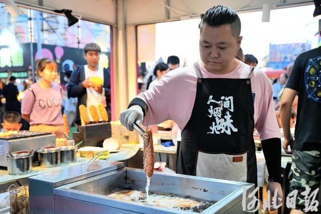打卡“廊洽时光”美食音乐节