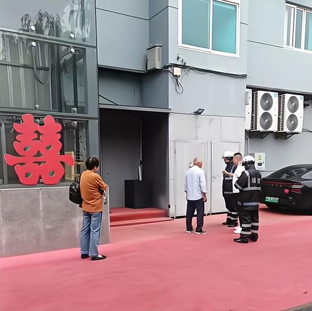 后续！嘉兴一老板女儿婚宴吃掉52万，拒绝结账，老人睡家门口讨帐
