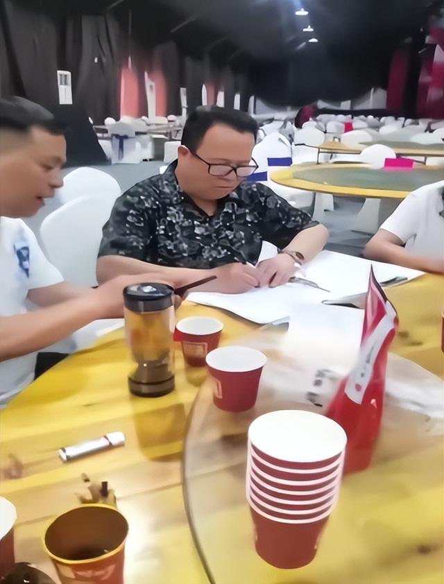 后续！嘉兴一老板女儿婚宴吃掉52万，拒绝结账，老人睡家门口讨帐
