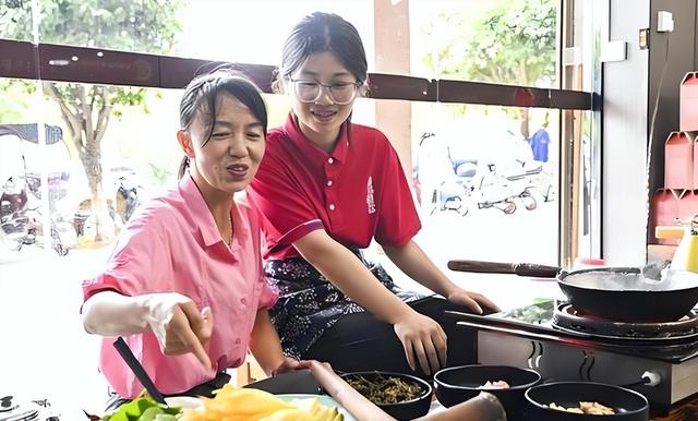 扁担女孩走红才6天，恶心的一幕还是产生
了，官媒怒斥吃相太难看