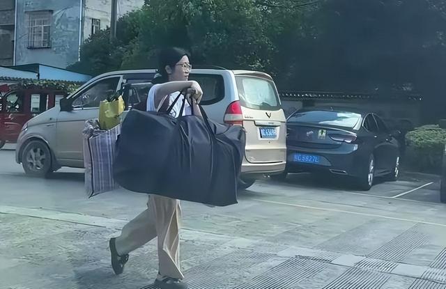 扁担女孩走红才6天，恶心的一幕还是产生
了，官媒怒斥吃相太难看
