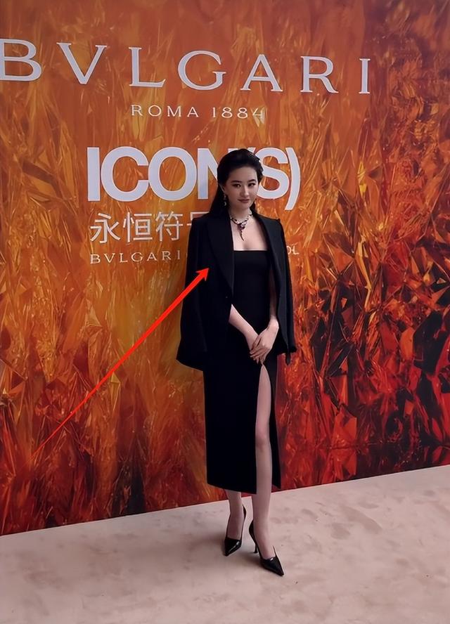 刘亦菲现身宝格丽，抹布裹腿被一光头紧盯，身材圆润超有料很抢眼