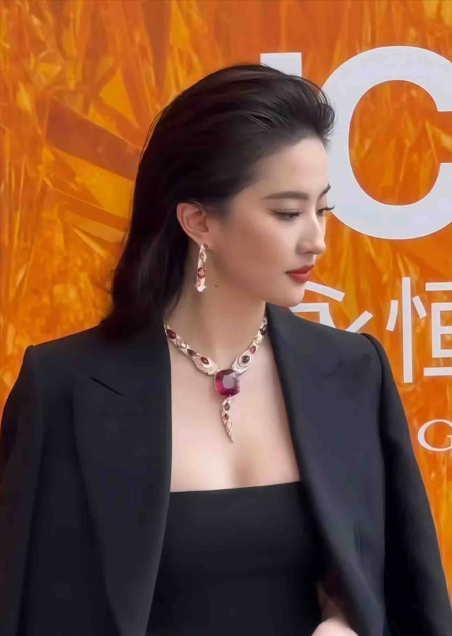 刘亦菲现身宝格丽，抹布裹腿被一光头紧盯，身材圆润超有料很抢眼