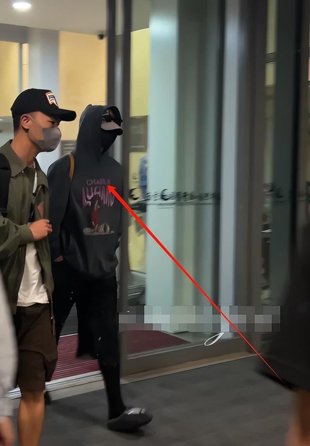 刘亦菲现身宝格丽，抹布裹腿被一光头紧盯，身材圆润超有料很抢眼