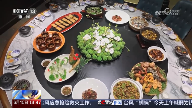 云南野生菌上市吸引旅客
居

平易近
来尝鲜 交易市场迎来小高峰