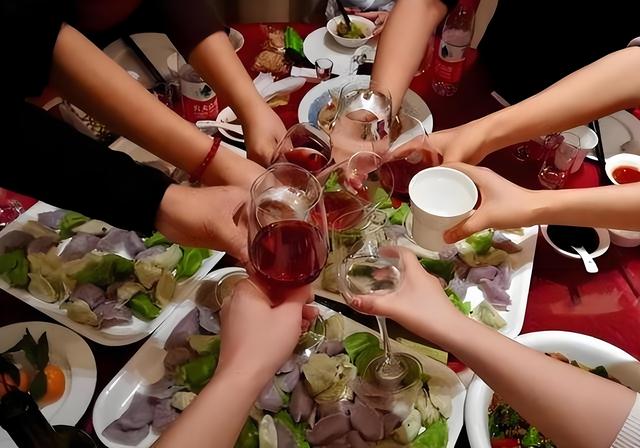 中心禁酒令再升级！公事
员喝酒直接免职
？酒友：囤酒好机遇！