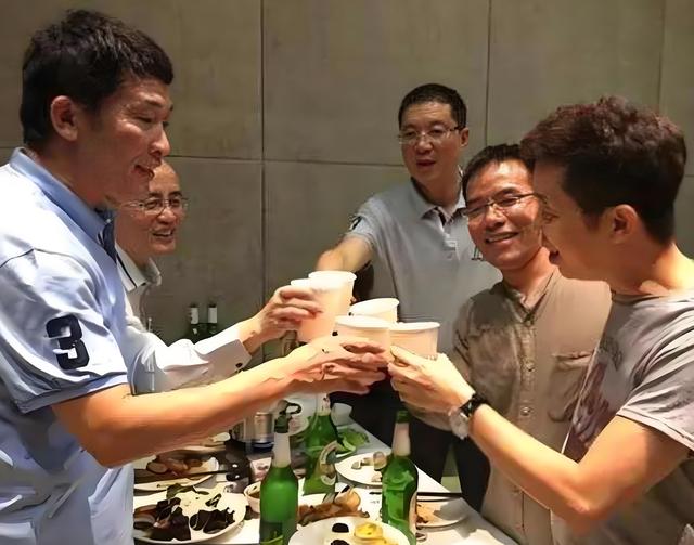中心禁酒令再升级！公事
员喝酒直接免职
？酒友：囤酒好机遇！