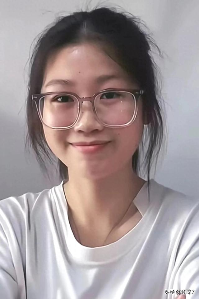 广西桂林扁担女孩百口人员身份被扒，网友：有一种爱叫别打扰！