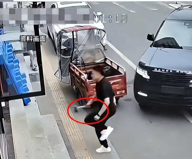 后续！路虎男撞人持斧追砍，身份被扒，拿斧头熟练，知恋人透原形