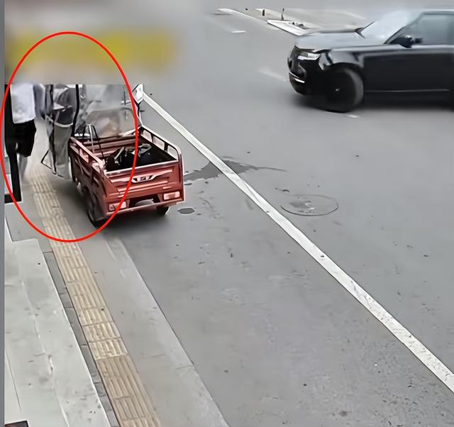 后续！路虎男撞人持斧追砍，身份被扒，拿斧头熟练，知恋人透原形