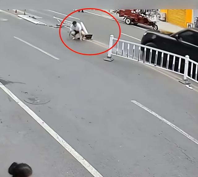 后续！路虎男撞人持斧追砍，身份被扒，拿斧头熟练，知恋人透原形