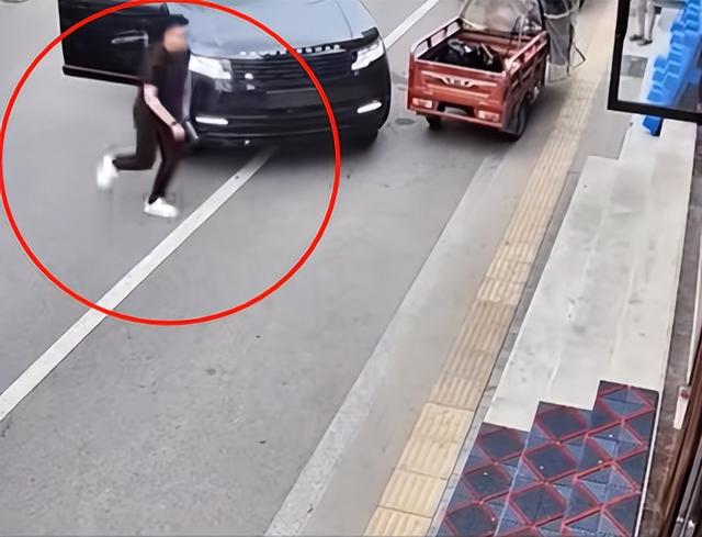 后续！路虎男撞人持斧追砍，身份被扒，拿斧头熟练，知恋人透原形