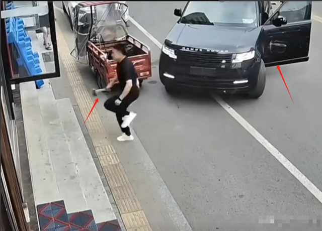 后续！路虎男撞人持斧追砍，身份被扒，拿斧头熟练，知恋人透原形