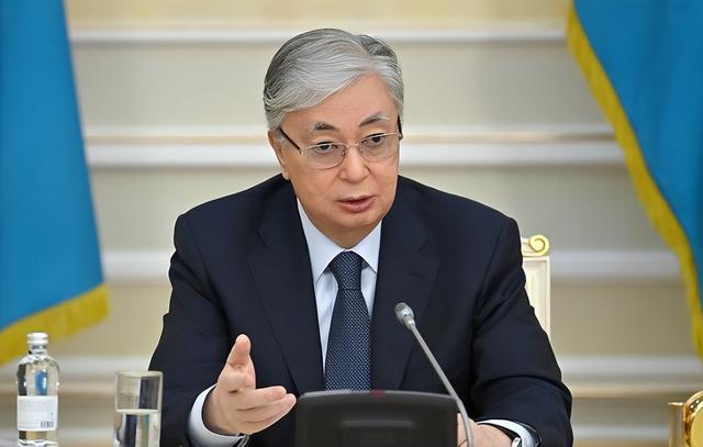 中方专机上门，托卡耶夫亲自接机，迫不及待给中国送上
“见面礼”