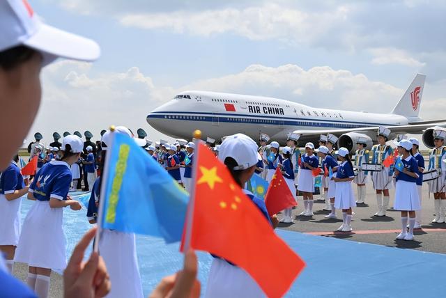 中方专机上门，托卡耶夫亲自接机，迫不及待给中国送上
“见面礼”