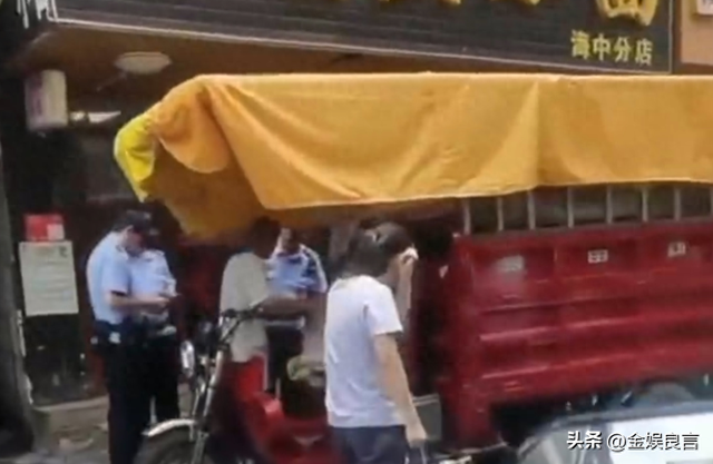 多名赤裸幼童被关铁笼，目击者拦截

报警，父亲：自行爬入并非强制