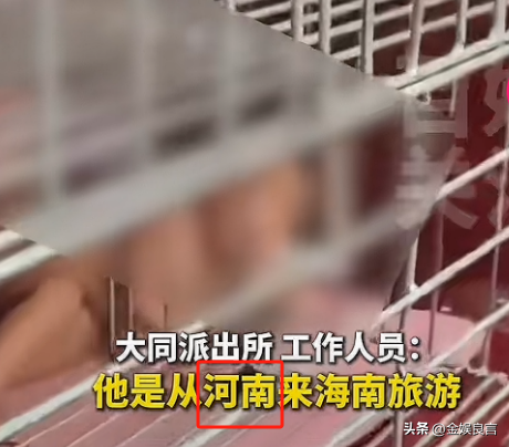 多名赤裸幼童被关铁笼，目击者拦截

报警，父亲：自行爬入并非强制