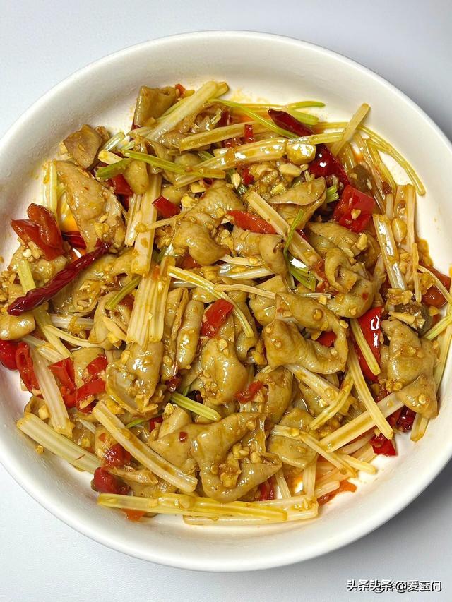 不愧是被央视点名的下饭菜，连下三碗饭，太喷鼻
了