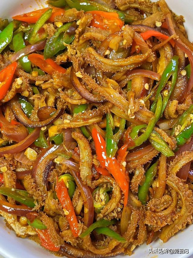 不愧是被央视点名的下饭菜，连下三碗饭，太喷鼻
了