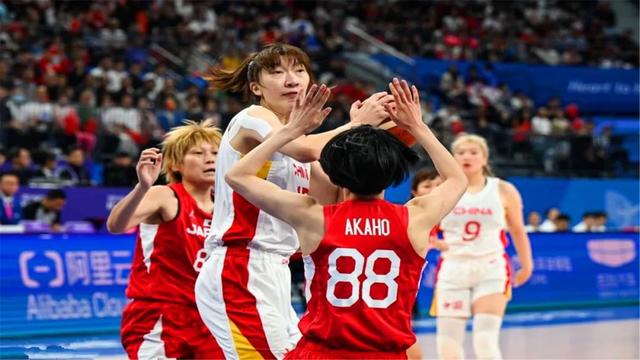 中国女篮VS日本女篮！宫鲁鸣启用双塔，两大悍将驰援，李梦无缘