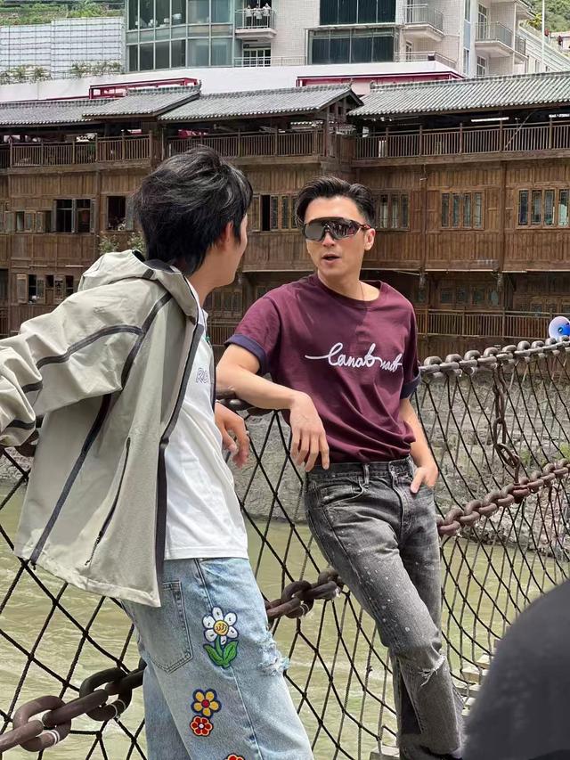 太意外！44岁谢霆锋和小20岁丁真重聚，终于明确王菲眼光

有多绝