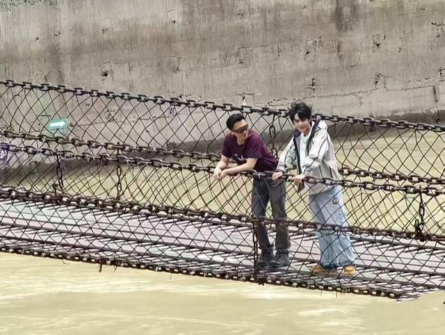 太意外！44岁谢霆锋和小20岁丁真重聚，终于明确王菲眼光

有多绝