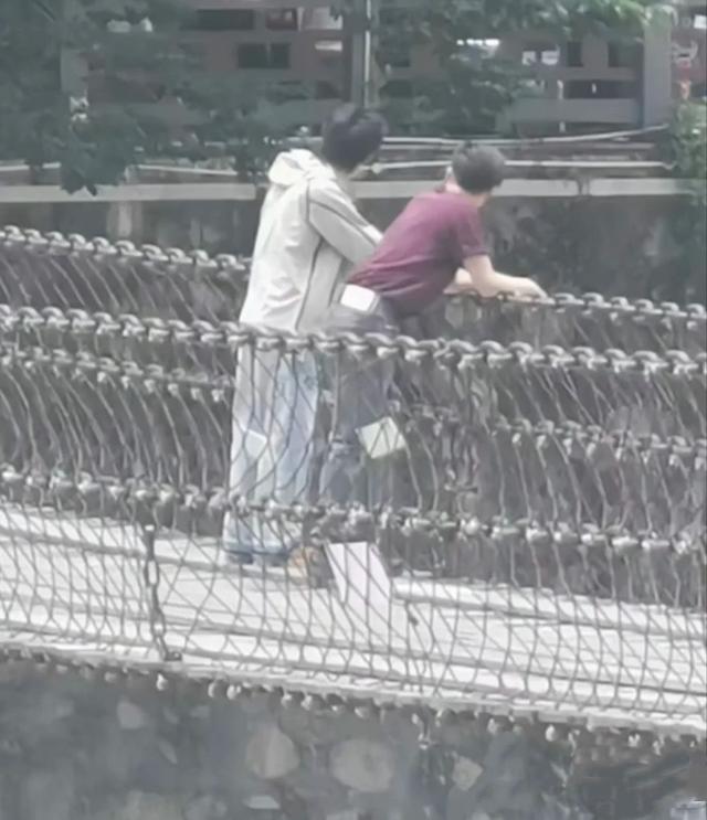 太意外！44岁谢霆锋和小20岁丁真重聚，终于明确王菲眼光

有多绝