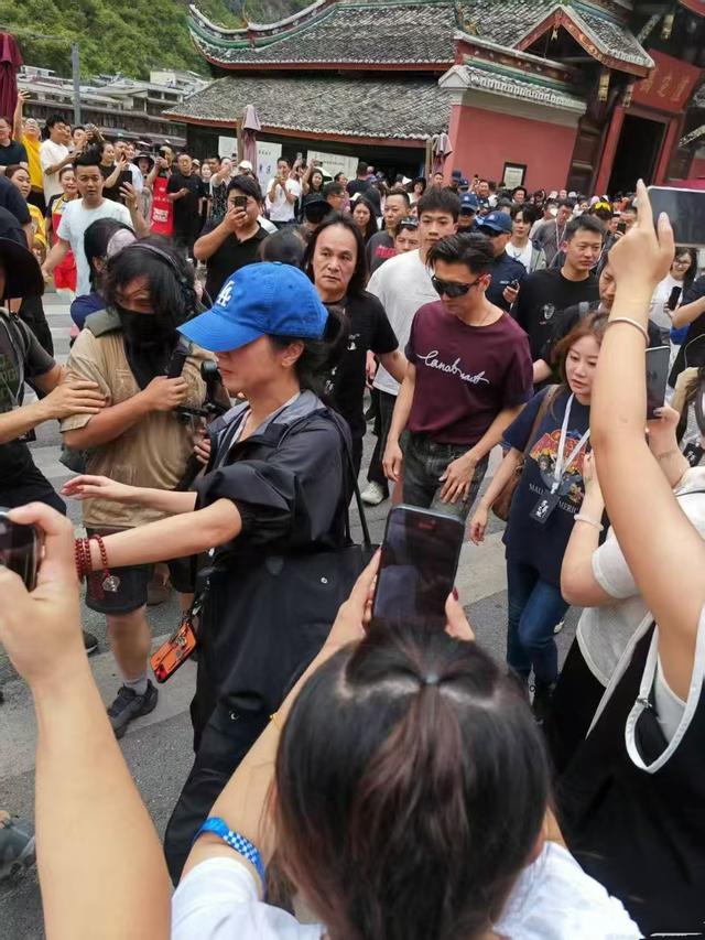太意外！44岁谢霆锋和小20岁丁真重聚，终于明确王菲眼光

有多绝