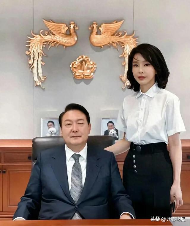 韩国第一夫人金惠景，初次出国访问，穿蓝色裙子优雅大年夜

气，很惊艳