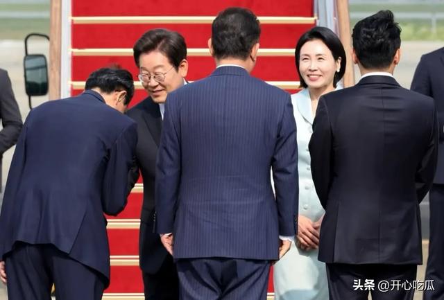 韩国第一夫人金惠景，初次出国访问，穿蓝色裙子优雅大年夜

气，很惊艳