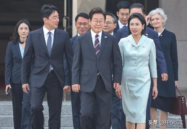 韩国第一夫人金惠景，初次出国访问，穿蓝色裙子优雅大年夜

气，很惊艳