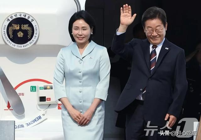 韩国第一夫人金惠景，初次出国访问，穿蓝色裙子优雅大年夜

气，很惊艳
