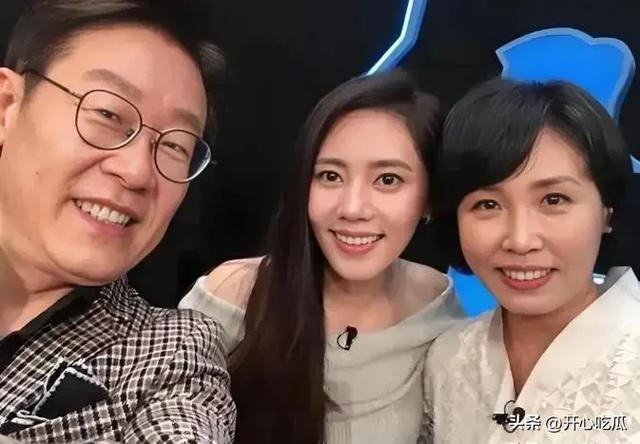 韩国第一夫人金惠景，初次出国访问，穿蓝色裙子优雅大年夜

气，很惊艳