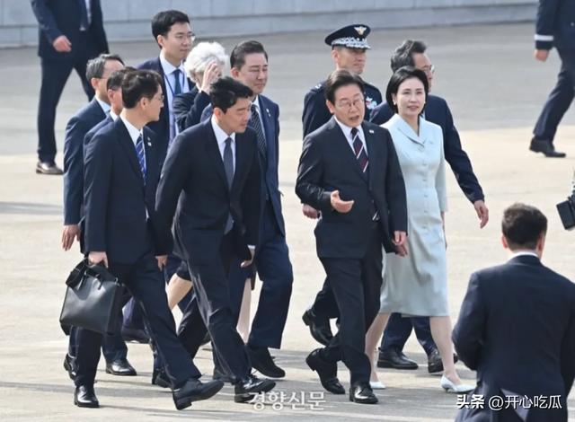 韩国第一夫人金惠景，初次出国访问，穿蓝色裙子优雅大年夜

气，很惊艳