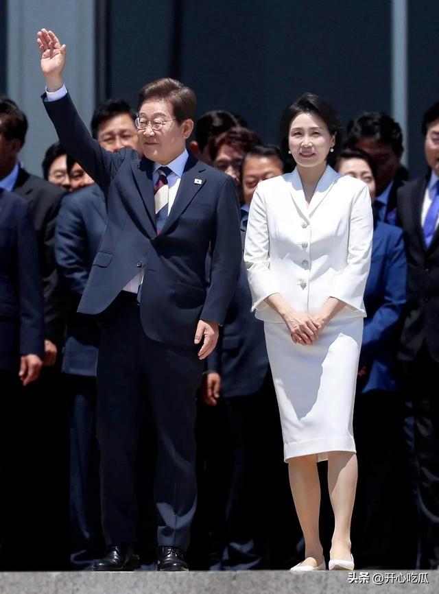 韩国第一夫人金惠景，初次出国访问，穿蓝色裙子优雅大年夜

气，很惊艳