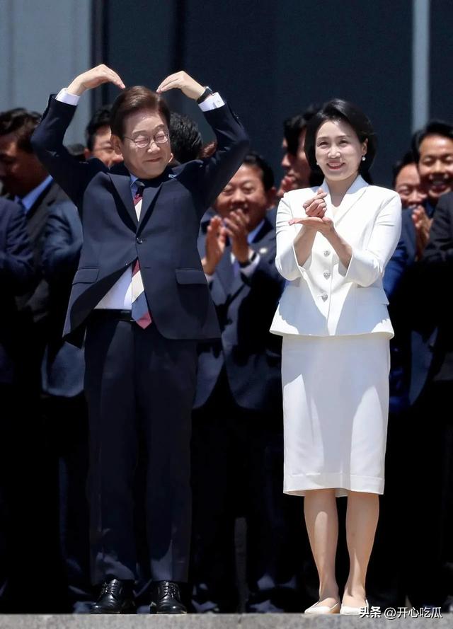 韩国第一夫人金惠景，初次出国访问，穿蓝色裙子优雅大年夜

气，很惊艳