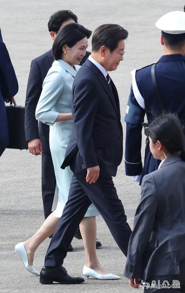 韩国第一夫人金惠景，初次出国访问，穿蓝色裙子优雅大年夜

气，很惊艳
