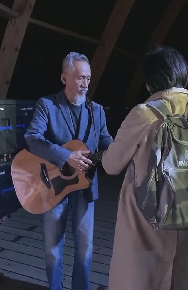 82岁音乐人陈彼得去世，老婆照片初次曝光，漂亮体贴也是音乐才女