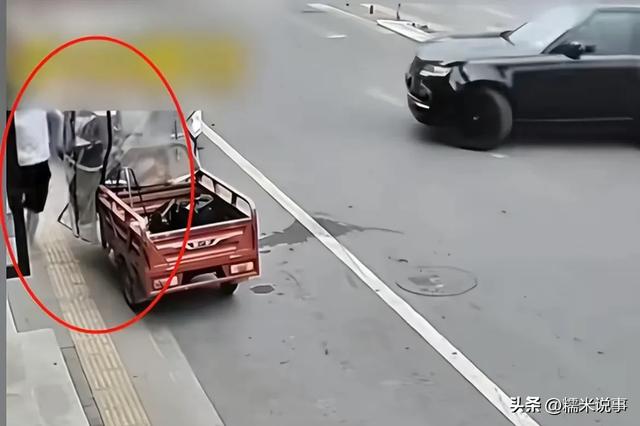 后续！路虎驱车撞年夜
舅哥持斧追砍，身份被扒知情人透实情