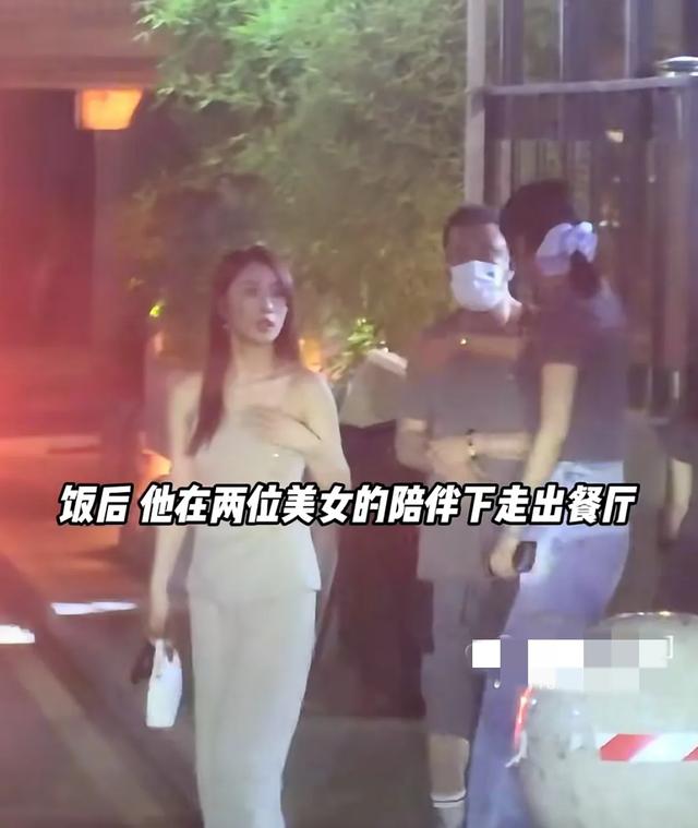 52岁杨坤新恋情曝光，和玉人手拉手回酒店，女友看着比他小20多岁