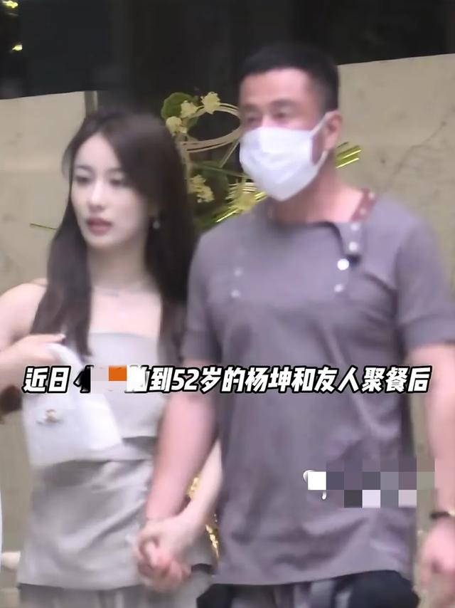 52岁杨坤新恋情曝光，和玉人手拉手回酒店，女友看着比他小20多岁