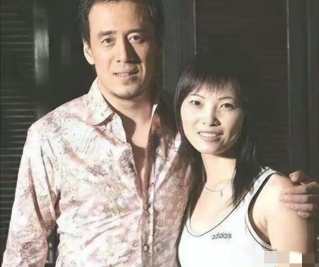 52岁杨坤新恋情曝光，和玉人手拉手回酒店，女友看着比他小20多岁