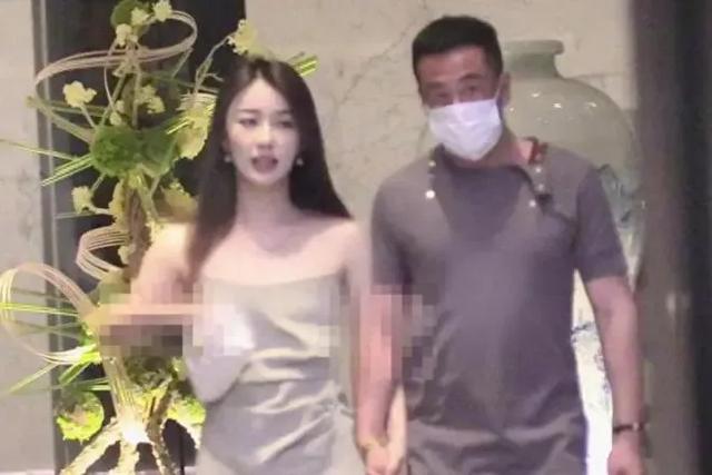52岁杨坤新恋情曝光，和玉人手拉手回酒店，女友看着比他小20多岁