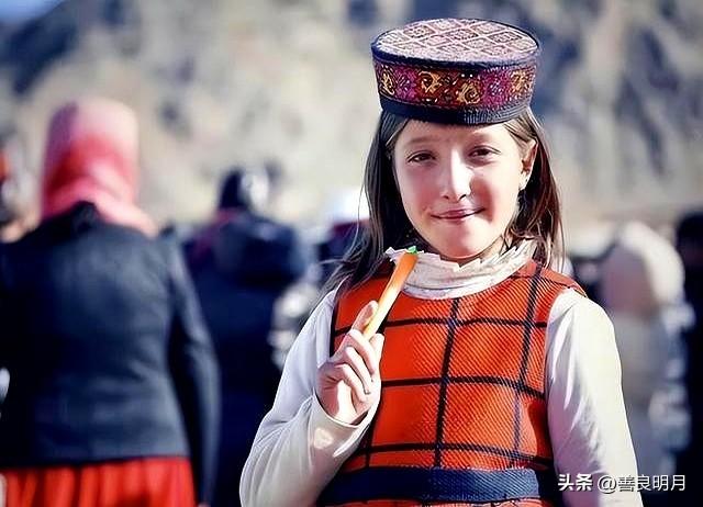 中国独一
的白种公平易近


族：不与外族

人通婚，热爱

故国志愿守卫边境
